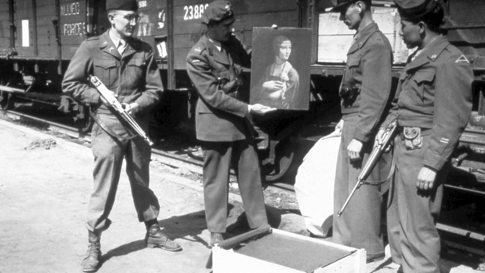 Kunstschutzoffiziere der US-Army, die sogenannten "Monuments Men", zwischen 1943 und 46 bei der Bergung eine Gemäldes Kunstschutzoffiziere der US-Army, die sogenannten "Monuments Men", zwischen 1943 und 46 bei der Bergung eine Gemäldes