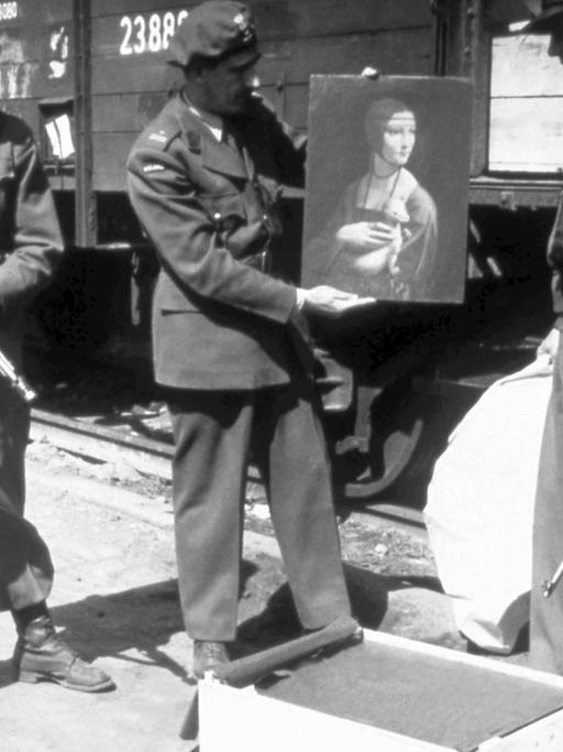 Kunstschutzoffiziere der US-Army, die sogenannten "Monuments Men", zwischen 1943 und 46 bei der Bergung eine Gemäldes