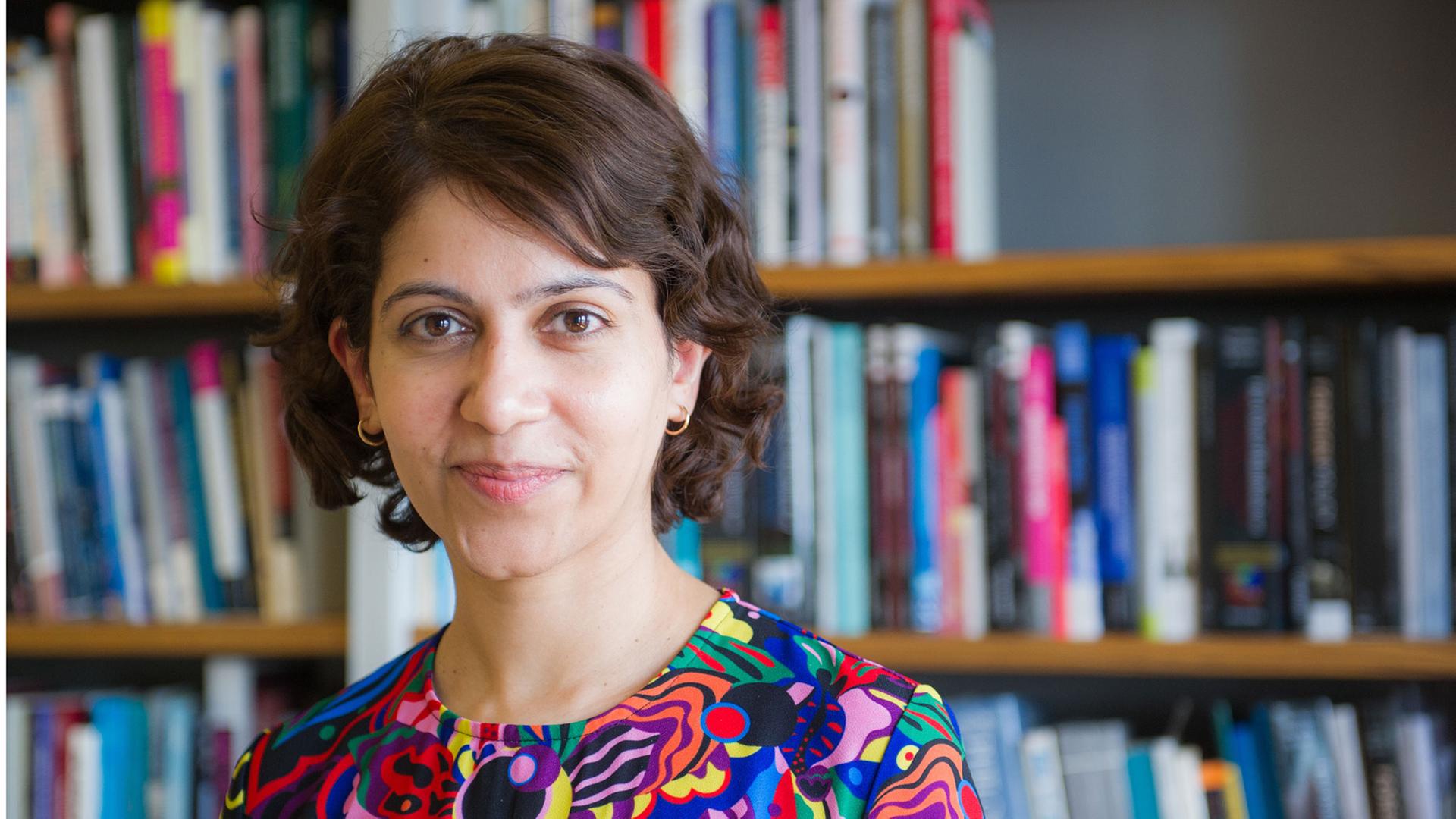 Die Politologin und Leiterin des GIDA-Instituts Amrita Narlikar blickt in die Kamera. Im Hintergrund sind Bücher zu sehen. Sie hat schwarze Haare und trägt ein bunt gemustertes Kleid. Die Politologin und Leiterin des GIDA-Instituts Amrita Narlikar blickt in die Kamera. Im Hintergrund sind Bücher zu sehen. Sie hat schwarze Haare und trägt ein bunt gemustertes Kleid.