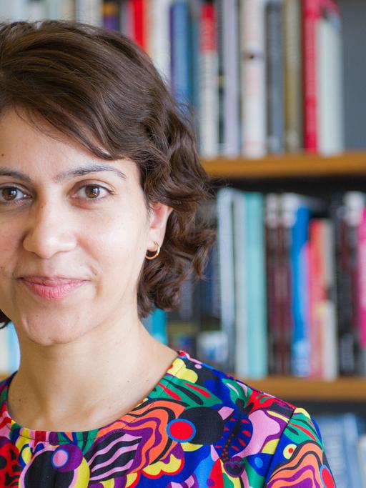 Die Politologin und Leiterin des GIDA-Instituts Amrita Narlikar blickt in die Kamera. Im Hintergrund sind Bücher zu sehen. Sie hat schwarze Haare und trägt ein bunt gemustertes Kleid.