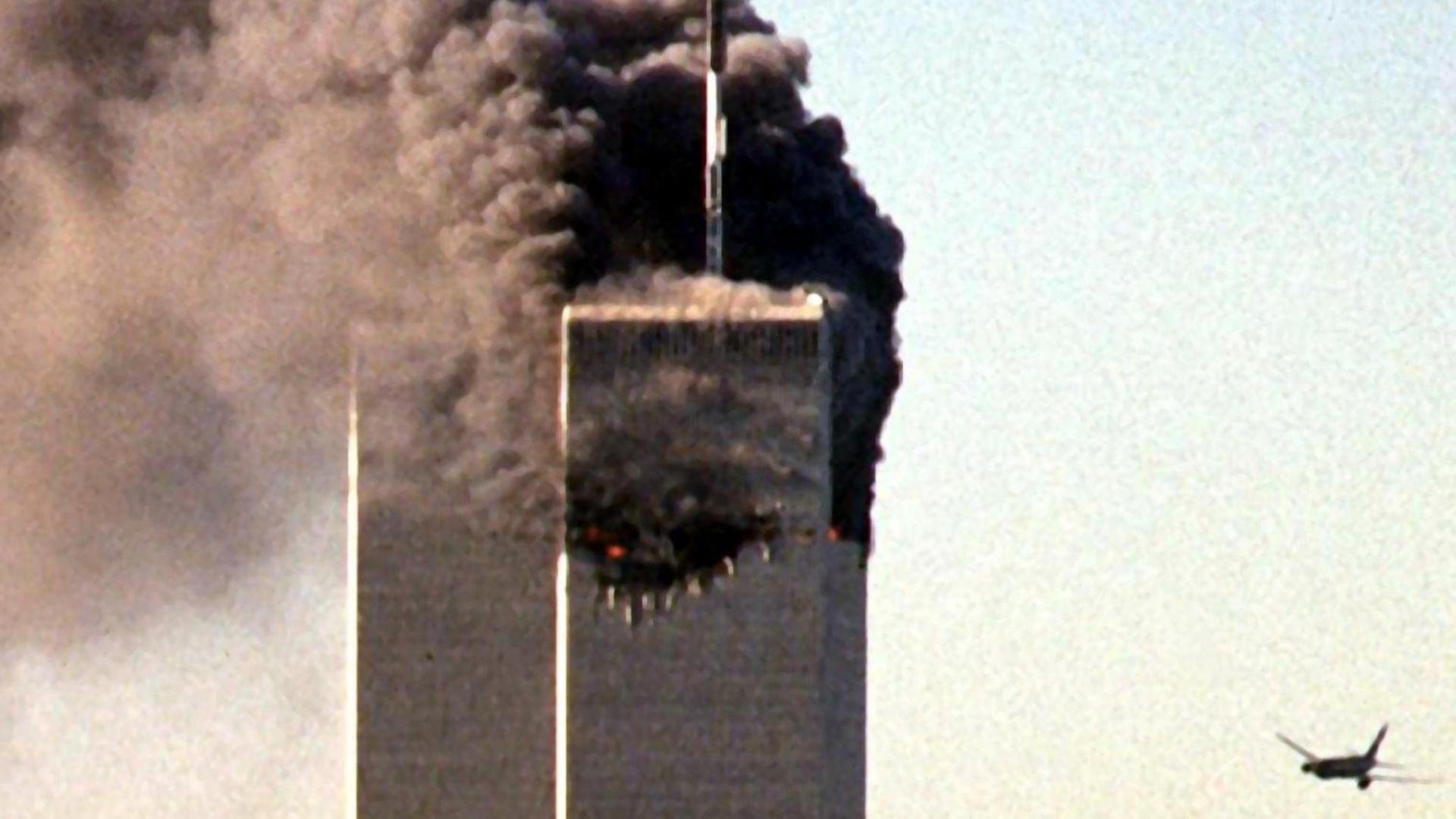 Eines der Flugzeuge steuert auf den noch unversehrten Turm des World Trade Centers in New York zu. Eines der Flugzeuge steuert auf den noch unversehrten Turm des World Trade Centers in New York zu.