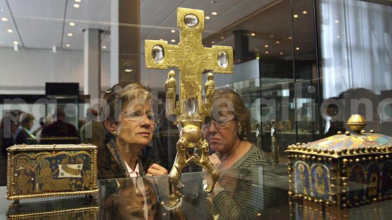 Besucher betrachten 2009 im Kunstgewerbemuseum in Berlin ein Reliquienkreuz aus dem Welfenschatz. Zum Welfenschatz, dem größten deutschen Kirchenschatz der Goldschmiedekunst, gehören 44 Werke aus dem 11. bis 15. Jahrhundert, vor allem Reliquiare und Tragaltäre. Besucher betrachten 2009 im Kunstgewerbemuseum in Berlin ein Reliquienkreuz aus dem Welfenschatz. Zum Welfenschatz, dem größten deutschen Kirchenschatz der Goldschmiedekunst, gehören 44 Werke aus dem 11. bis 15. Jahrhundert, vor allem Reliquiare und Tragaltäre.