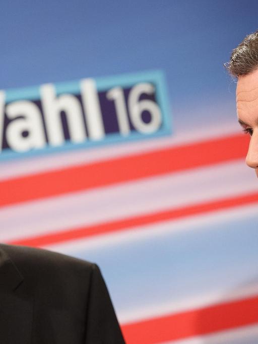 Österreichs jetziger Bundespräsident Alexander Van der Bellen und der Wahlverlierer Norbert Hofer von der rechtspopulistischen FPÖ während einer Wahlsondersendung im Fernsehen.