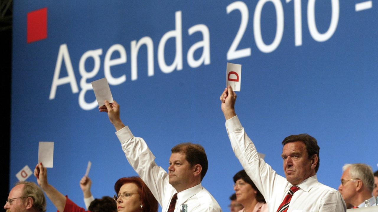 Der damalige Kanzler Gerhard Schröder und und SPD-Generalsekretär Olaf Scholz bei der Abstimmung der SPD für die Agenda 2010 im Juni 2003