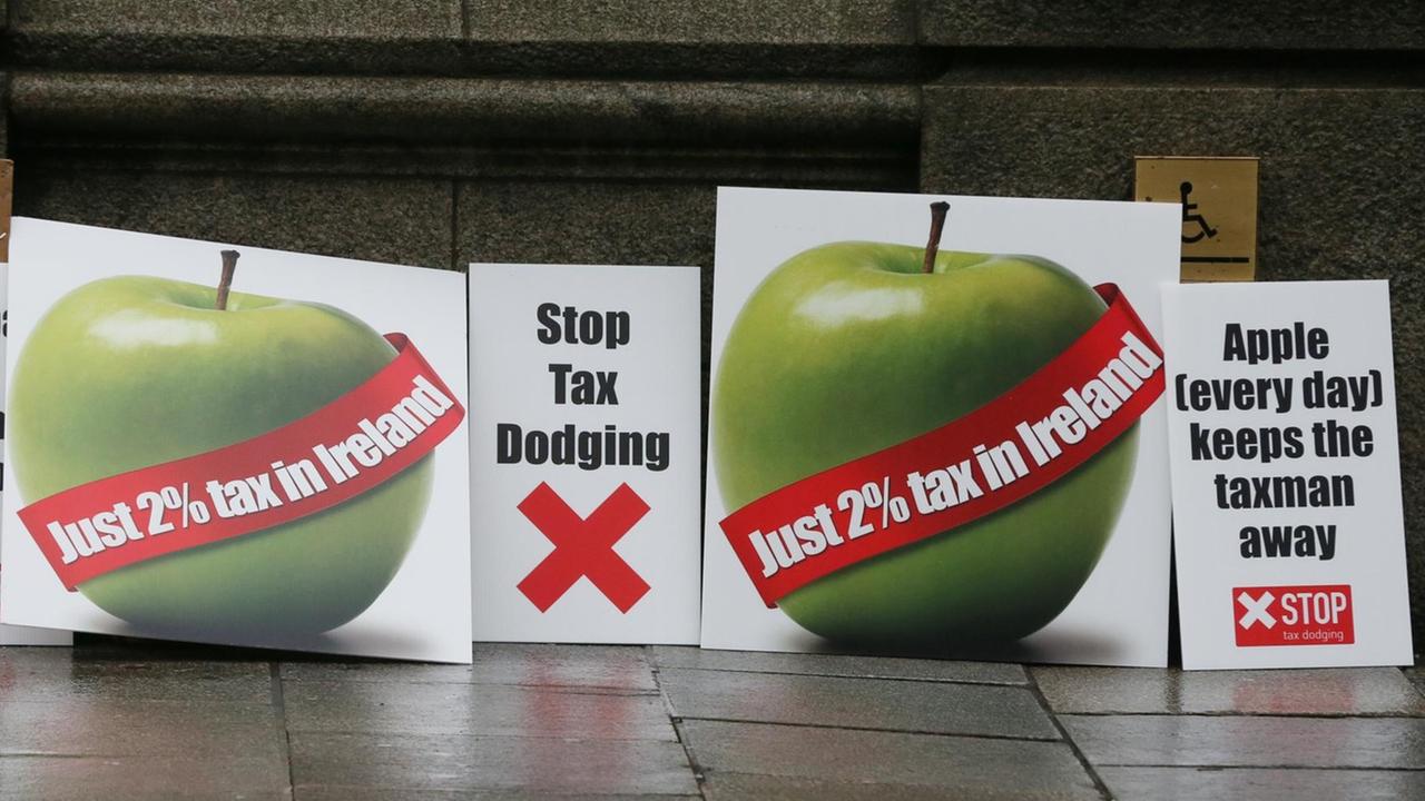 Auf Plakaten wird der Techkonzern Apple beschuldigt, nur zwei Prozent Steuern in Irland zu bezahlen. Auf Plakaten wird der Techkonzern Apple beschuldigt, nur zwei Prozent Steuern in Irland zu bezahlen.