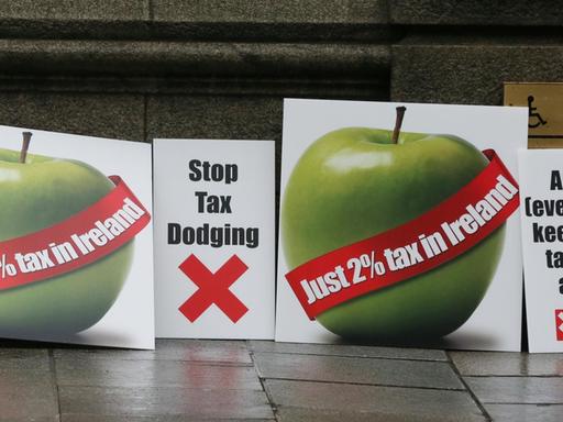 Auf Plakaten wird der Techkonzern Apple beschuldigt, nur zwei Prozent Steuern in Irland zu bezahlen.