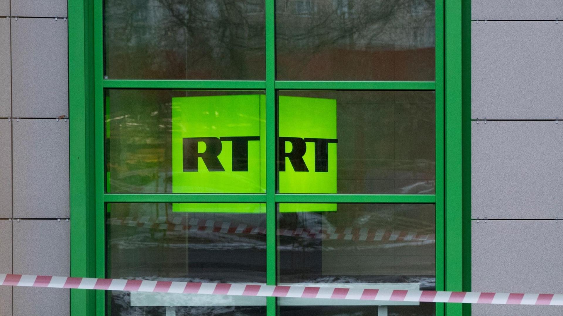 Das Logo von RT ist grün, darauf steht "RT". Das Logo von RT ist grün, darauf steht "RT".