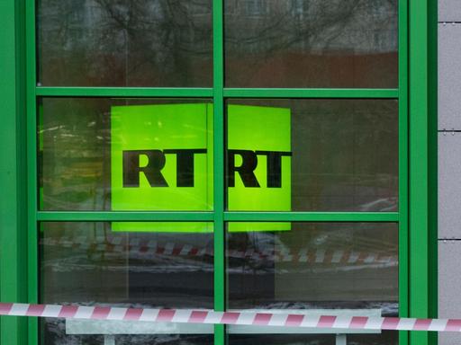 Das Logo des staatlichen russischen TV-Senders "Russia Today" (RT) in der Sendezentrale in Moskau.