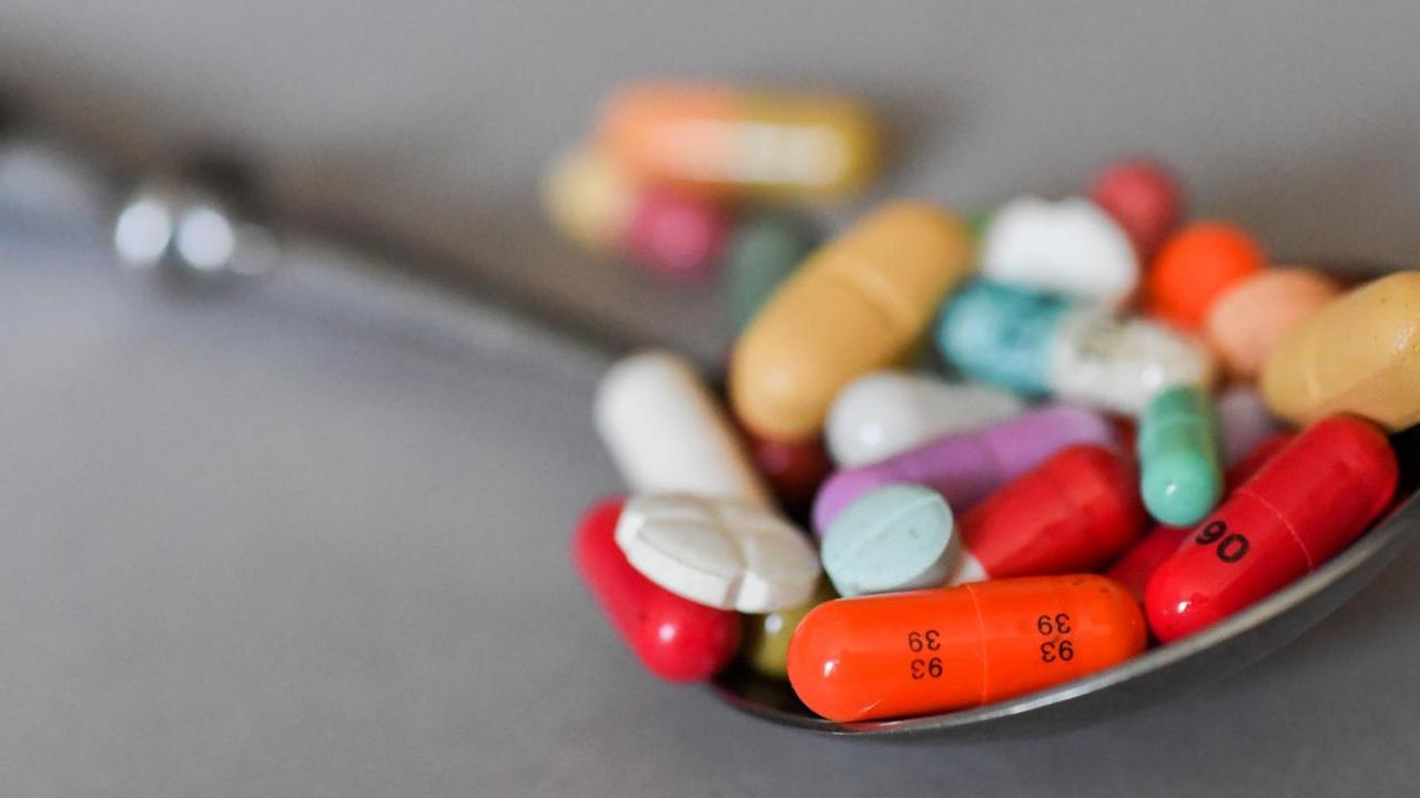 Tabletten und Kapseln auf einem Löffel Tabletten und Kapseln auf einem Löffel