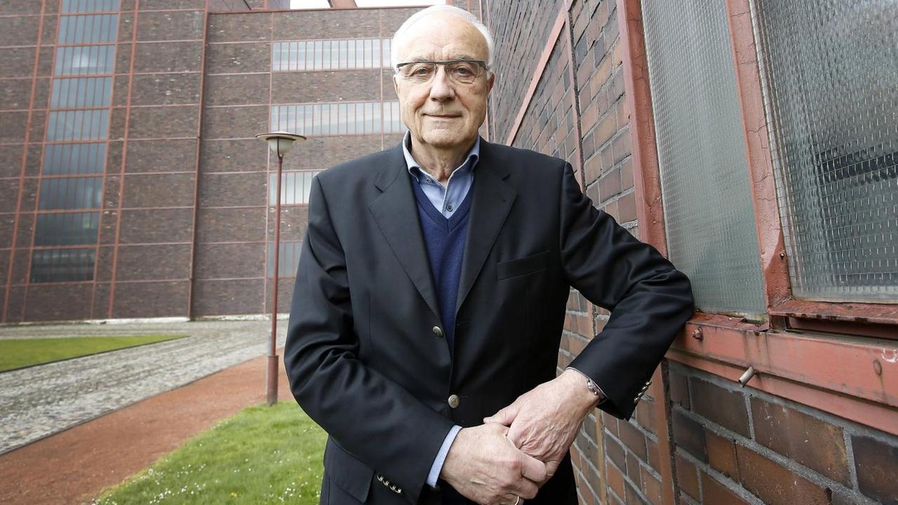 Der Journalist und Vorsitzende des Beirats der RAG-Stiftung Fritz Pleitgen steht auf dem Gelände der Zeche Zollverein in Essen Der Journalist und Vorsitzende des Beirats der RAG-Stiftung Fritz Pleitgen steht auf dem Gelände der Zeche Zollverein in Essen