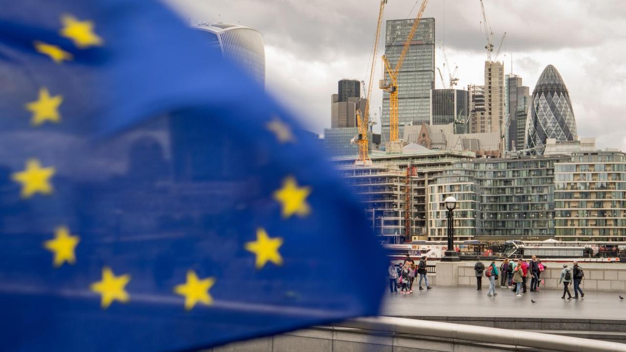 London: EU-Flagge vor Skyline des Londoner Finanzzentrums "The City". London: EU-Flagge vor Skyline des Londoner Finanzzentrums "The City".