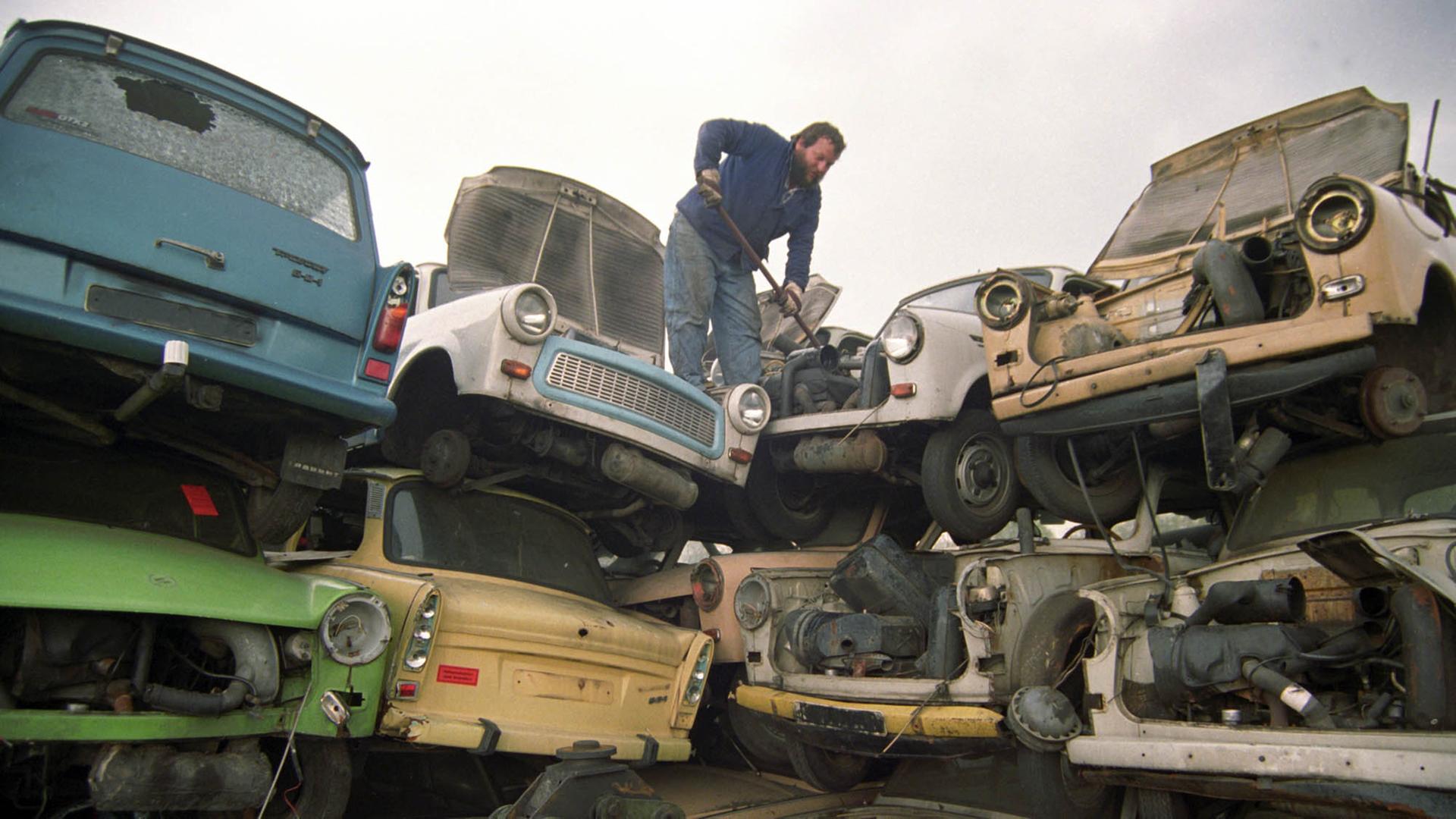 Alte Trabant und Wartburg werden am 1992 auf einem Recyclinghof in Oranienburg für den Zerkleinerer vorbereitet. Alte Trabant und Wartburg werden am 1992 auf einem Recyclinghof in Oranienburg für den Zerkleinerer vorbereitet.