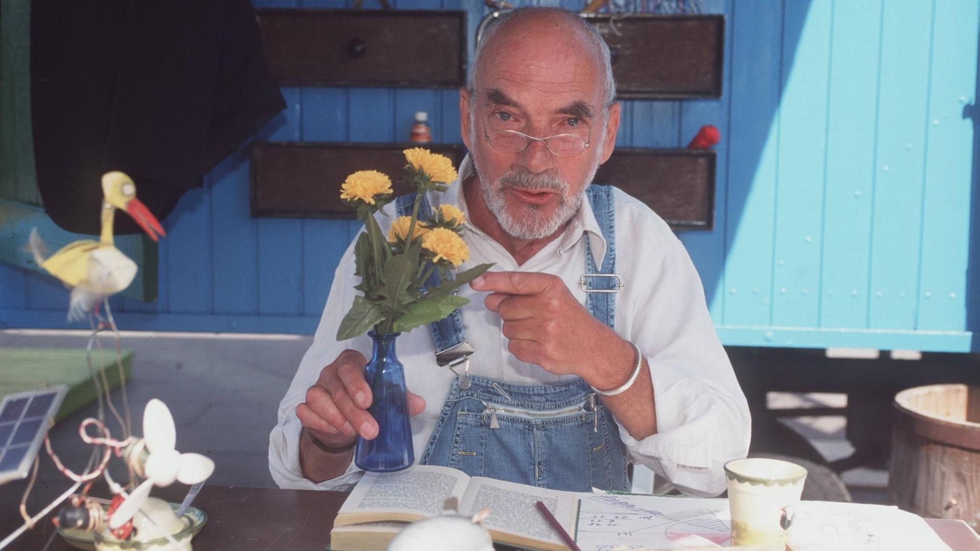 Peter Lustig vor seinem blauen Bauwagen in der Sendung "Löwenzahn". Peter Lustig vor seinem blauen Bauwagen in der Sendung "Löwenzahn".