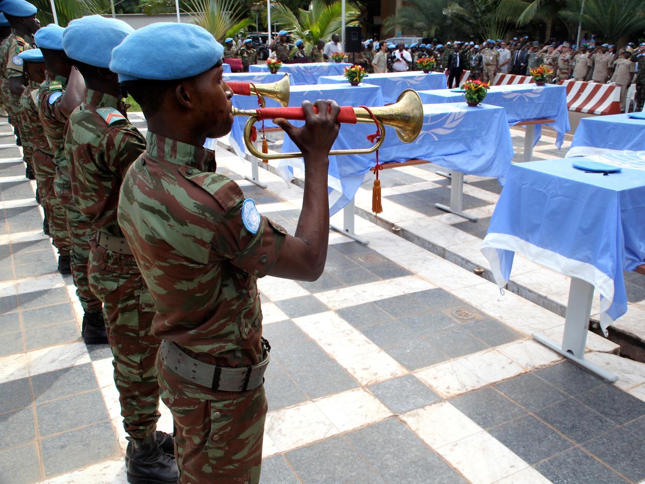 UNO-Soldaten bei einer Gedenkfeier für neun in Mali getötete Kameraden.