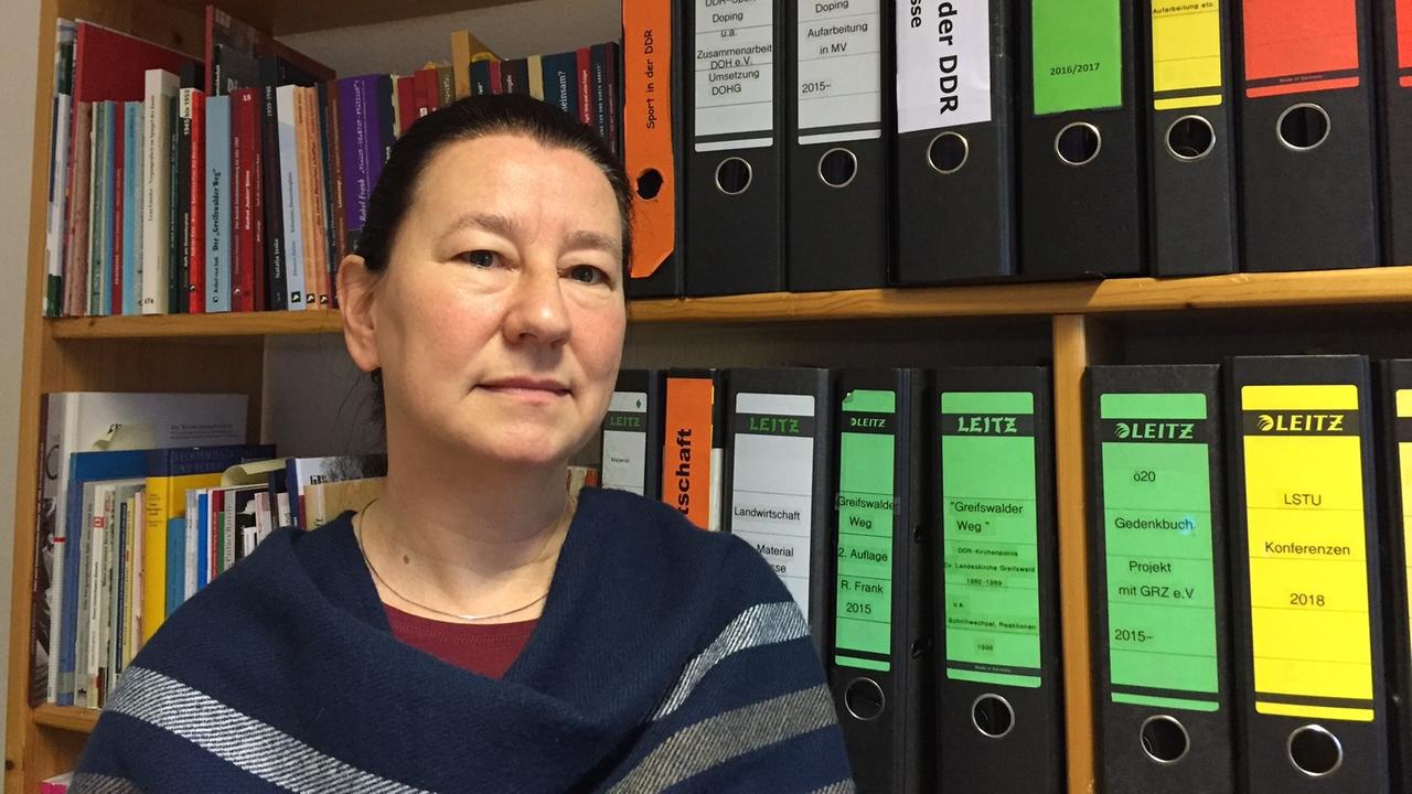 Anne Drescher, Landesbeauftragte für die Stasi-Unterlagen in Mecklenburg-Vorpommern, in ihrem Schweriner Büro vor einschlägigen Akten Anne Drescher, Landesbeauftragte für die Stasi-Unterlagen in Mecklenburg-Vorpommern, in ihrem Schweriner Büro vor einschlägigen Akten