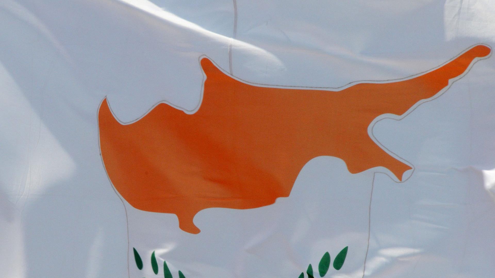 Blick auf die Flagge Zyperns Blick auf die Flagge Zyperns