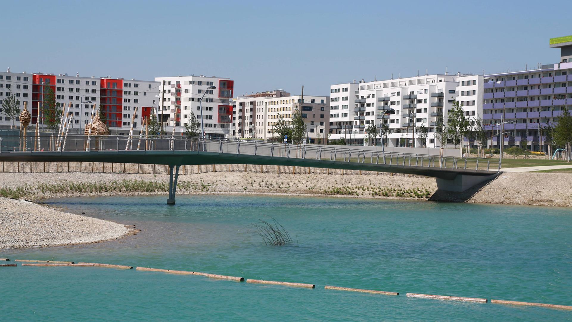Hochhausblöcke hinter einem See in Wien Seestadt Aspern Hochhausblöcke hinter einem See in Wien Seestadt Aspern