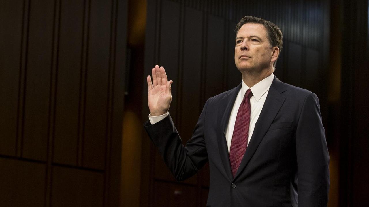 Der ehemalige FBI-Direktor James Comey wird vor Beginn seiner Anhörung vor dem Geheimdienstausschuss des US-Senats vereidigt. Der ehemalige FBI-Direktor James Comey wird vor Beginn seiner Anhörung vor dem Geheimdienstausschuss des US-Senats vereidigt.