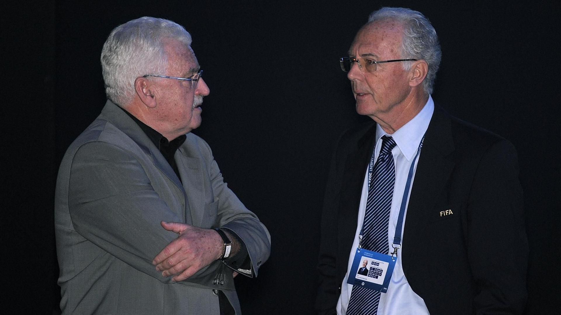 FIFA Exekutiv-Mitglied Franz Beckenbauer (links im Bild) und Fedor Radmann während der Sitzung des FIFA-Exekutivkomitees zur Vergabe der Weltmeisterschaften 2018 und 2022 am 2. Dezember 2010