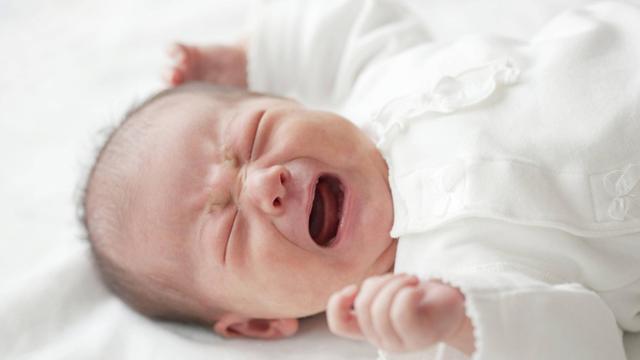 Ein neugeborenes Baby weint.