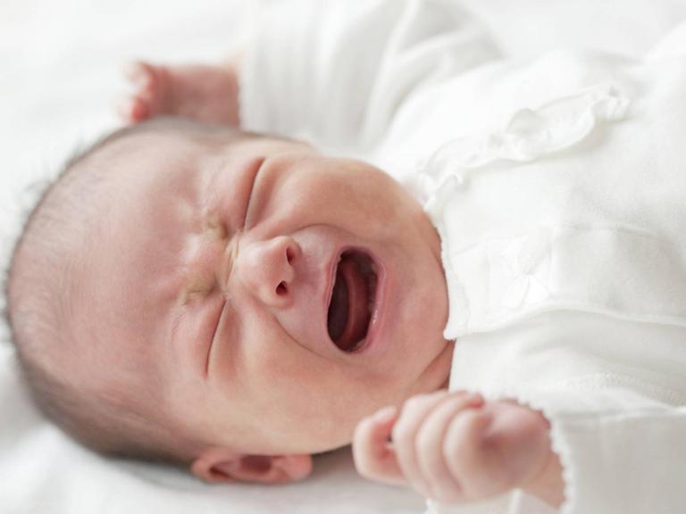 Ein neugeborenes Baby weint.