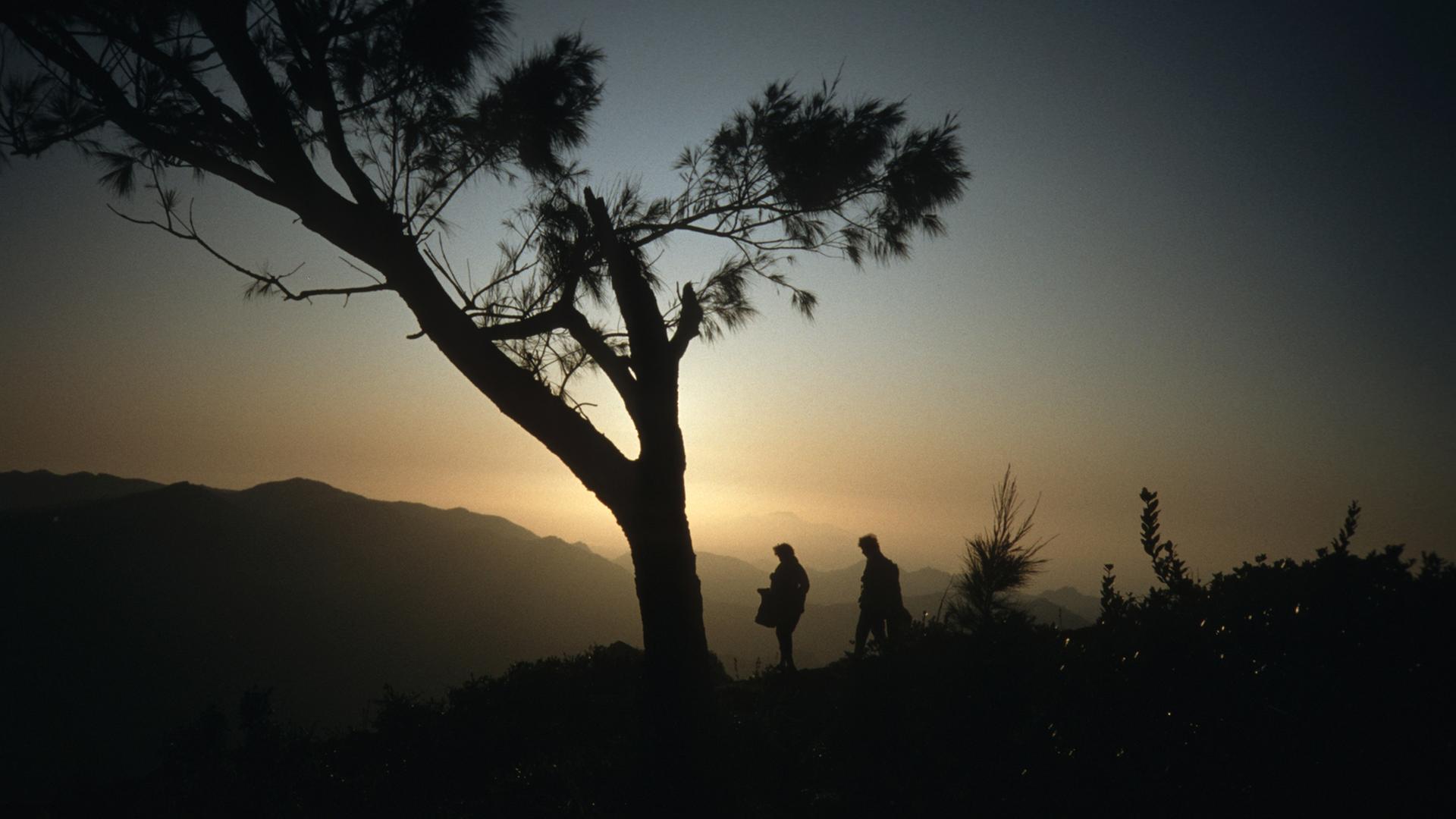 Besucher des Kelimutu Vulkans sind bei Sonnenaufgang auf der Insel Flores (Indonesien) zu sehen. Der Inselstaat Indonesien hat durch seine Lage beiderseits des Äquators tropisches Klima. Besucher des Kelimutu Vulkans sind bei Sonnenaufgang auf der Insel Flores (Indonesien) zu sehen. Der Inselstaat Indonesien hat durch seine Lage beiderseits des Äquators tropisches Klima.