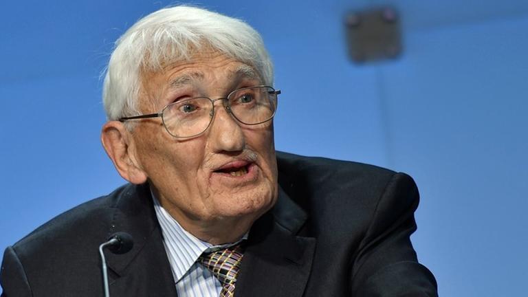 Jürgen Habermas, deutscher Philosoph, spricht am 4.7.2018 im ZDF-Hauptstadtstudio in Berlin. Habermas erhielt den deutsch-französischen Medienpreis. Jürgen Habermas, deutscher Philosoph, spricht am 4.7.2018 im ZDF-Hauptstadtstudio in Berlin. Habermas erhielt den deutsch-französischen Medienpreis.