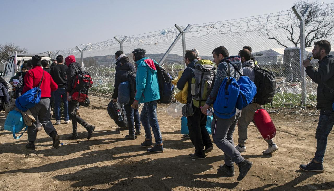 Flüchtlinge aus dem Iran und Afghanistan an der Grenze zwischen Mazedonien und Griechenland. Flüchtlinge aus dem Iran und Afghanistan an der Grenze zwischen Mazedonien und Griechenland.