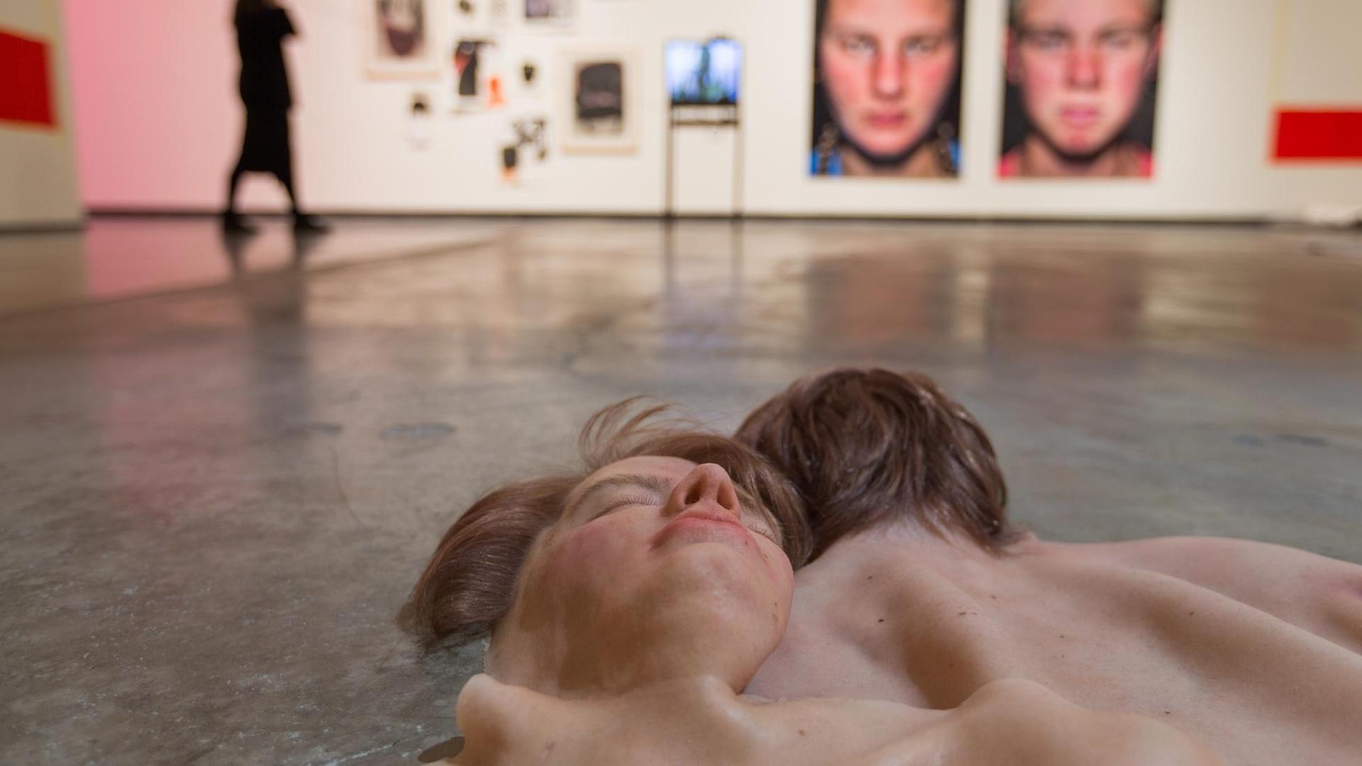 Selbstporträt des Künstlers Clemens Krauss: eine Skulptur liegt auf dem Boden in einer früheren Ausstellung