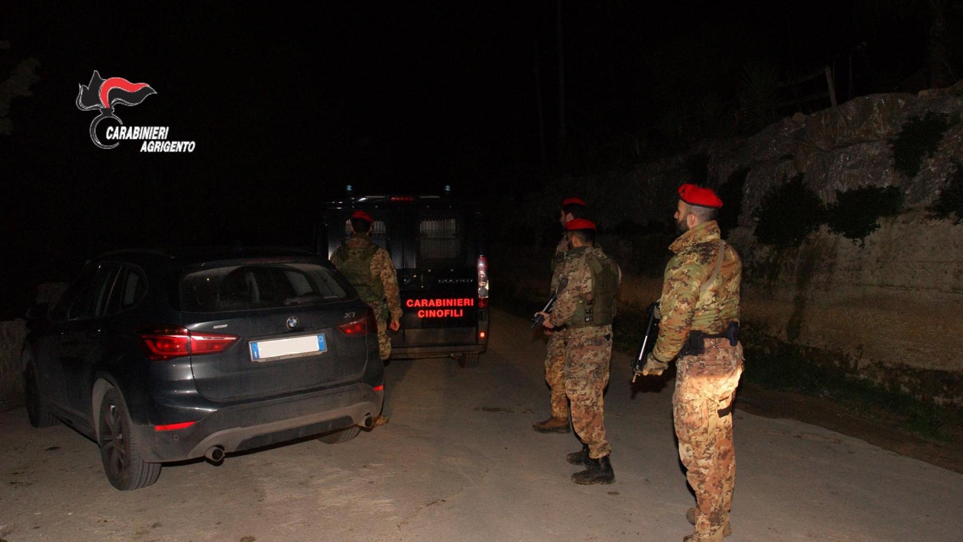 Carabinieri sind am 21.01.2018 bei einer Anti-Mafia-Razzia auf Sizilien (Italien) im Einsatz. Carabinieri sind am 21.01.2018 bei einer Anti-Mafia-Razzia auf Sizilien (Italien) im Einsatz.