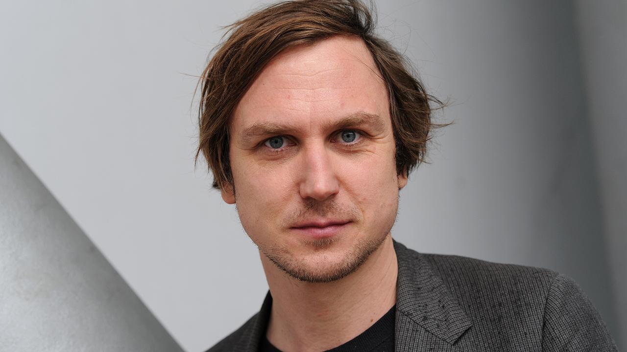 Der Berliner Schauspieler Lars Eidinger focht als "Hamlet" mit Tennisbewegungen Der Berliner Schauspieler Lars Eidinger focht als "Hamlet" mit Tennisbewegungen