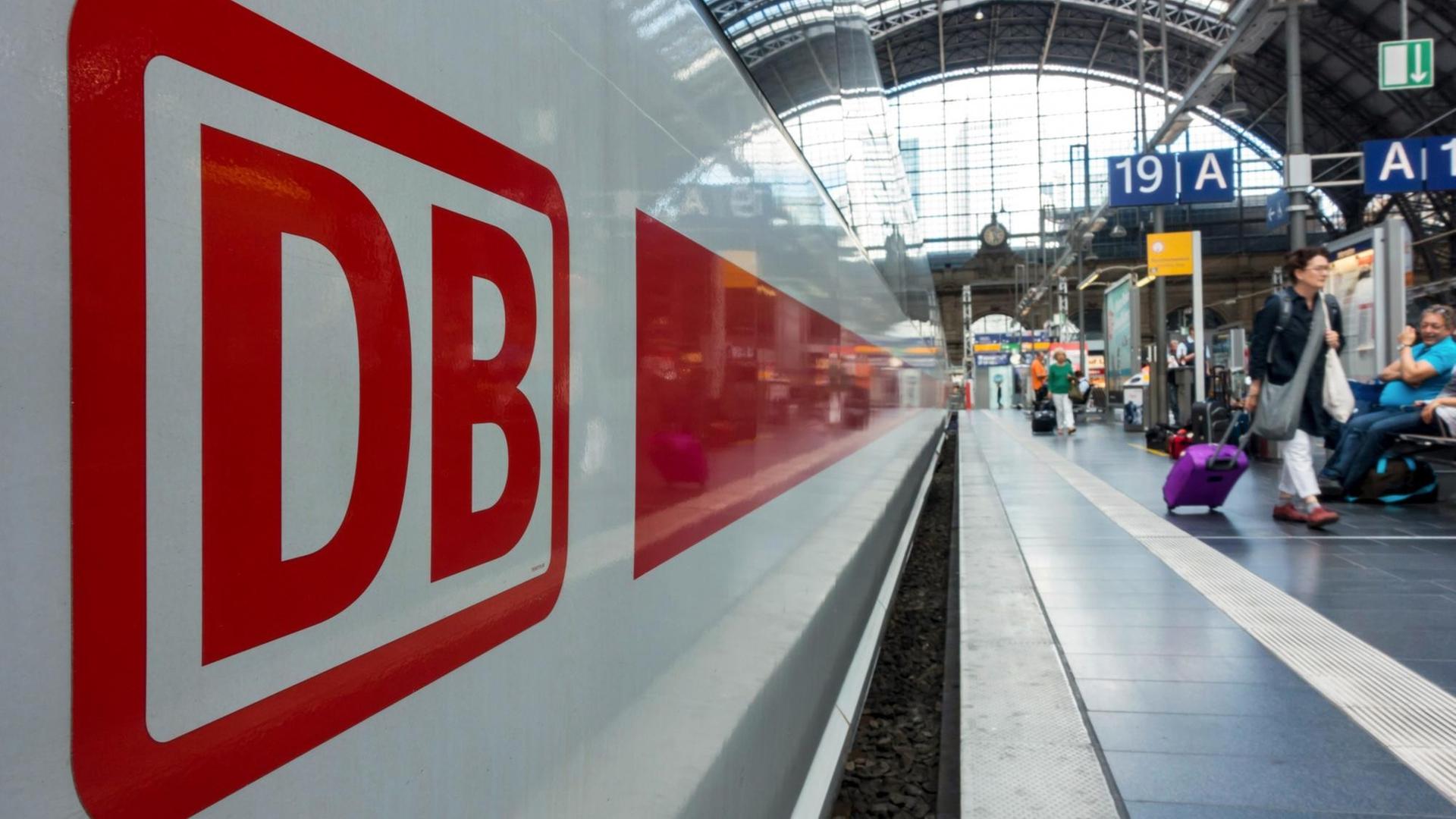 DB Logo auf ICE im Hauptbahnhof von Frankfurt Main DB Logo auf ICE im Hauptbahnhof von Frankfurt Main