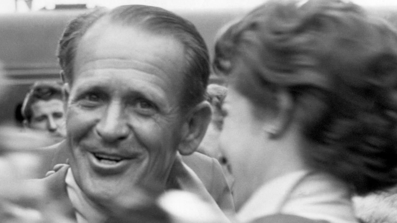 Der einstige Fußball-Bundestrainer Sepp Herberger (l.) wird nach der Rückkehr vom WM-Turnier 1954 in der Schweiz auf dem Münchner Hauptbahnhof stürmisch begrüßt. Der einstige Fußball-Bundestrainer Sepp Herberger (l.) wird nach der Rückkehr vom WM-Turnier 1954 in der Schweiz auf dem Münchner Hauptbahnhof stürmisch begrüßt.