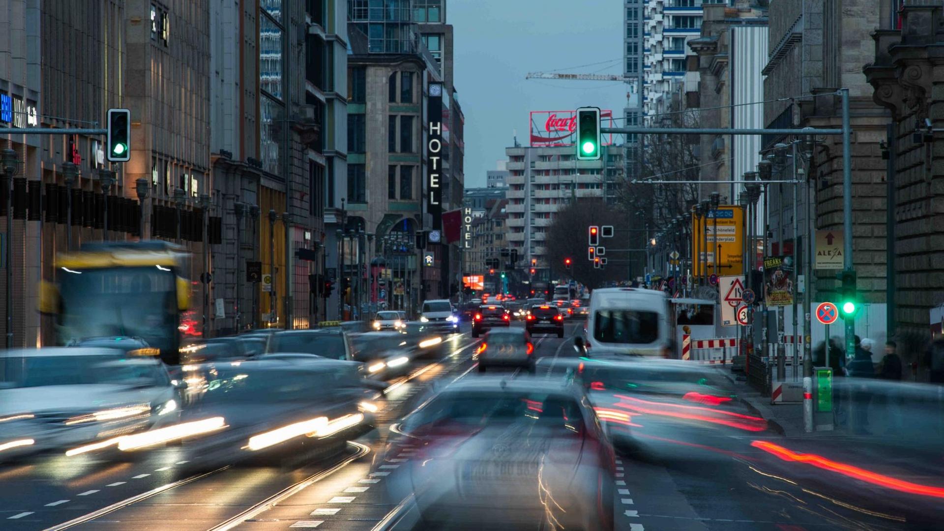 Berlin: Autos fahren im dichten Feierabendverkehr auf der Leipziger Straße zwischen Potsdamer Platz und Markgrafenstraße. Berlin: Autos fahren im dichten Feierabendverkehr auf der Leipziger Straße zwischen Potsdamer Platz und Markgrafenstraße.