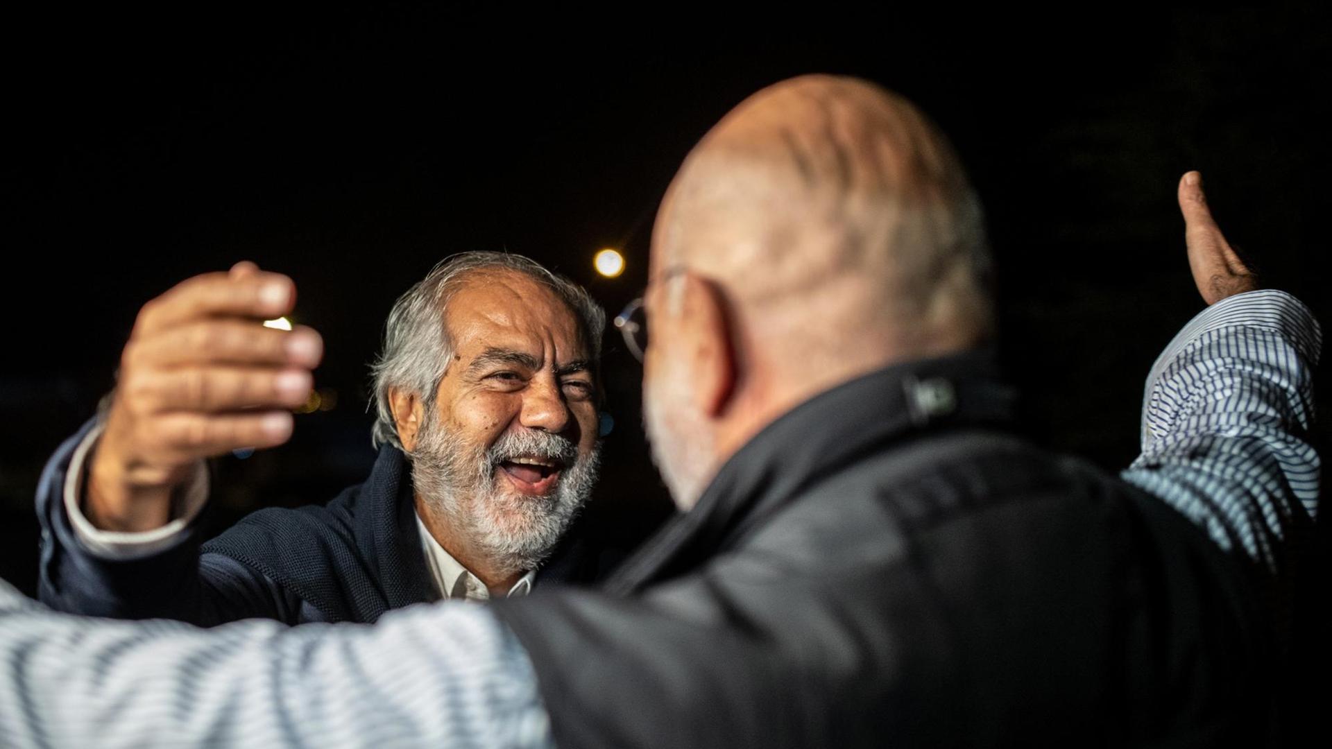 Der türkische Journalist und Schriftsteller Ahmet Altan wird nach seiner Freilassung am 4.11.2019 von seinem Bruder Mehmet Altan (links) mit offenen Armen empfangen. Der türkische Journalist und Schriftsteller Ahmet Altan wird nach seiner Freilassung am 4.11.2019 von seinem Bruder Mehmet Altan (links) mit offenen Armen empfangen.
