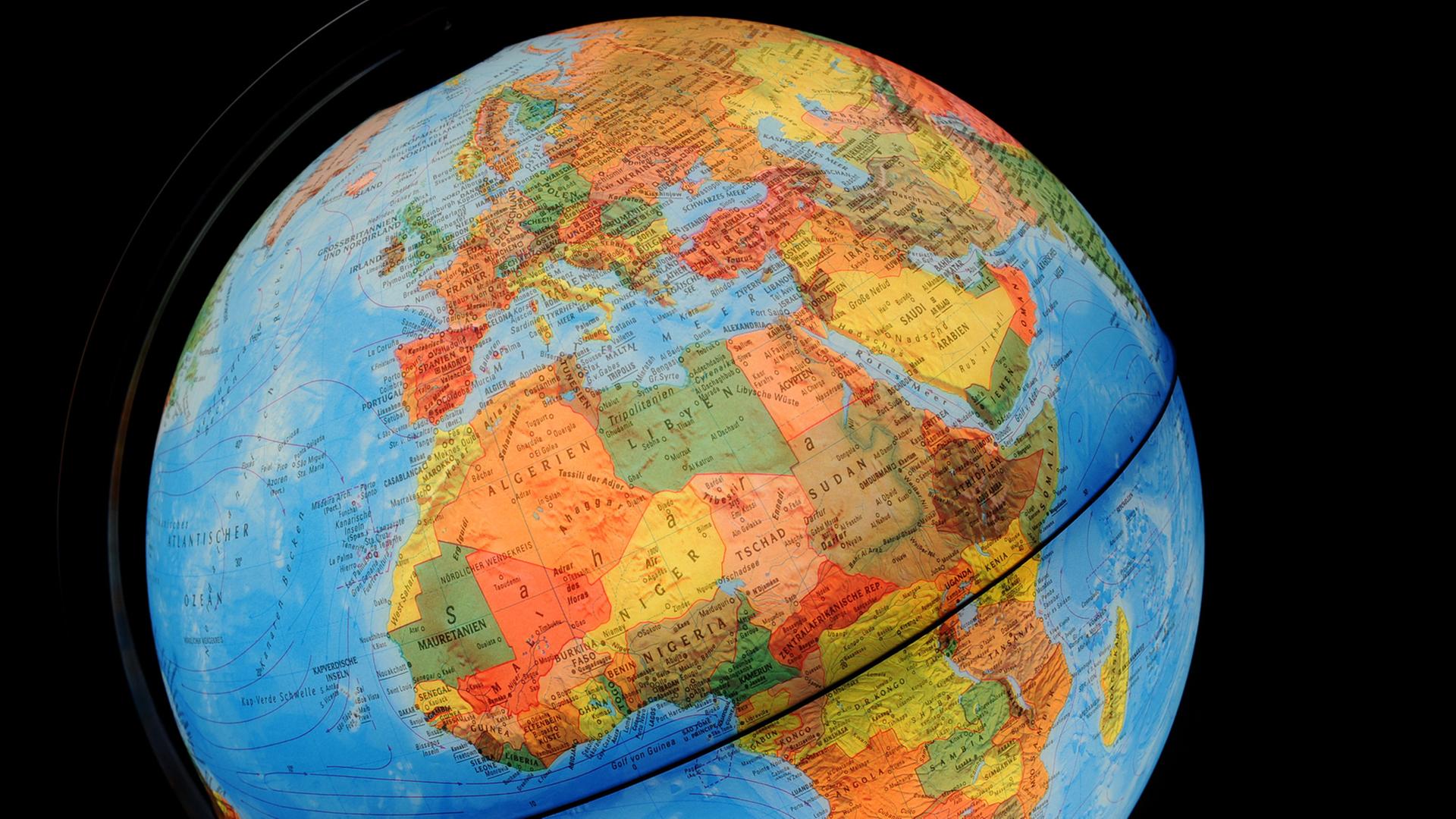 Eine beleuchtete Weltkugel (Globus) mit Blick auf Afrika und Europa. Eine beleuchtete Weltkugel (Globus) mit Blick auf Afrika und Europa.