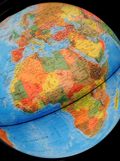 Eine beleuchtete Weltkugel (Globus) mit Blick auf Afrika und Europa.