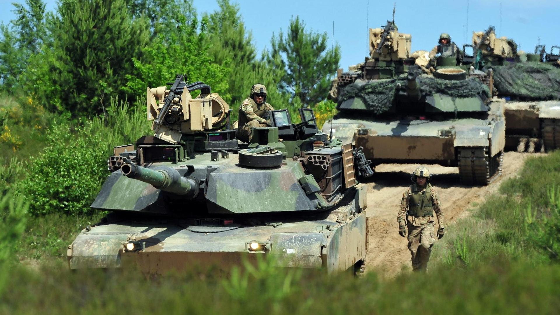 Panzer auf dem Militärübungsplatz Drawsko Pomorskie in Polen während der internationalen Militärübung "Anakonda", an der 24 NATO-Länder teilnehmen. Panzer auf dem Militärübungsplatz Drawsko Pomorskie in Polen während der internationalen Militärübung "Anakonda", an der 24 NATO-Länder teilnehmen.