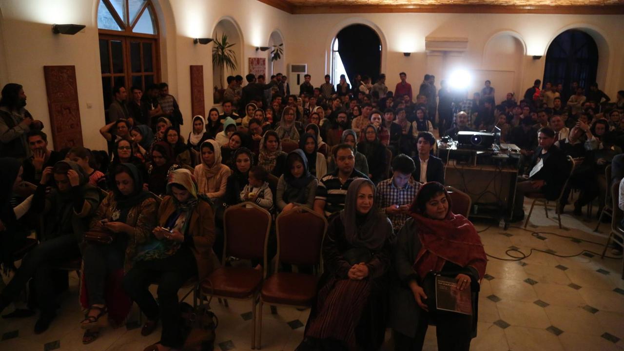 In einem Kino in Kabul sitzen Frauen anlässlich des Filmfestivals. In einem Kino in Kabul sitzen Frauen anlässlich des Filmfestivals.