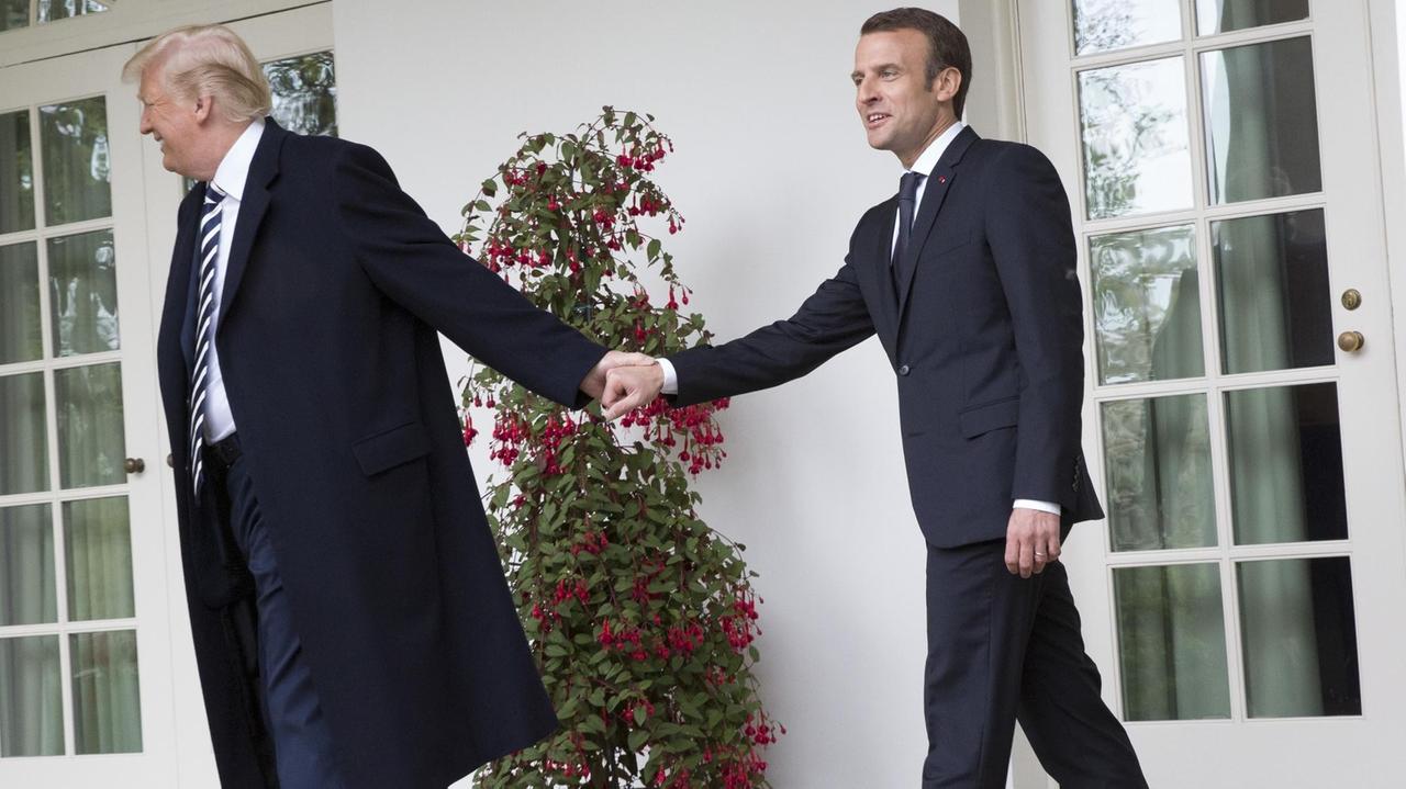 United States President Donald J. Trump leads President Emmanuel Macron of France to the Oval Office during a state visit to The White House in Washington, DC, April 24, 2018. Credit: Chris Kleponis / Pool via CNP Foto: Chris Kleponis/Pool/Consolidated/dpa | Verwendung weltweit United States President Donald J. Trump leads President Emmanuel Macron of France to the Oval Office during a state visit to The White House in Washington, DC, April 24, 2018. Credit: Chris Kleponis / Pool via CNP Foto: Chris Kleponis/Pool/Consolidated/dpa | Verwendung weltweit
