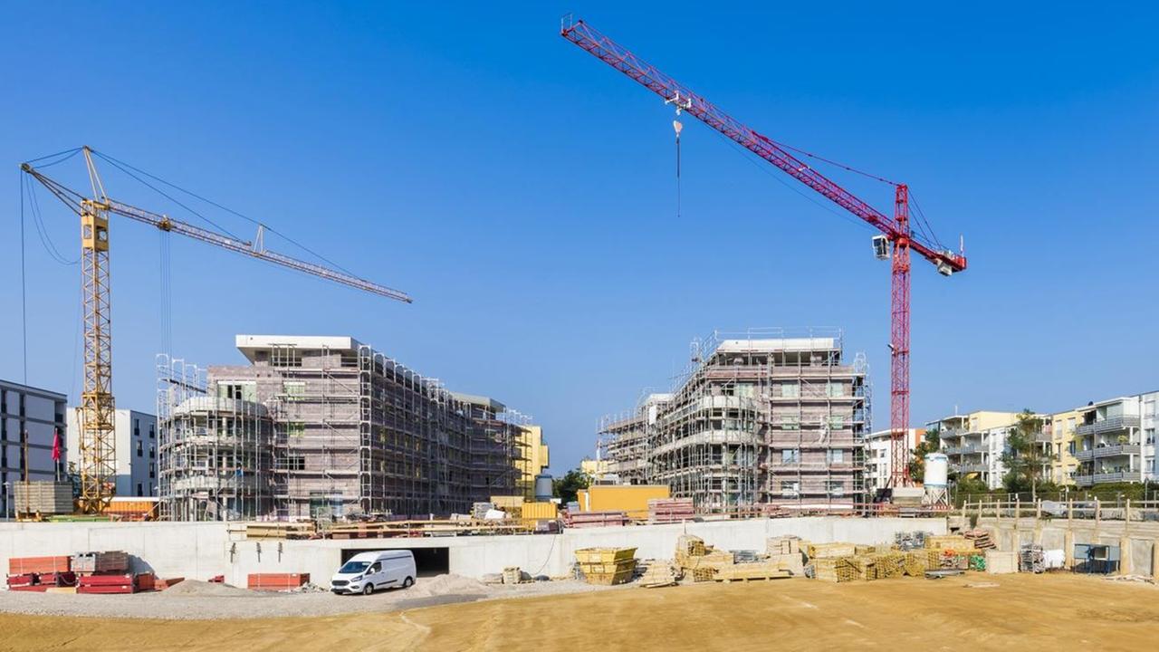 Panoramaaufnahme einer großen Baustelle mit vielen Kränen. Panoramaaufnahme einer großen Baustelle mit vielen Kränen.