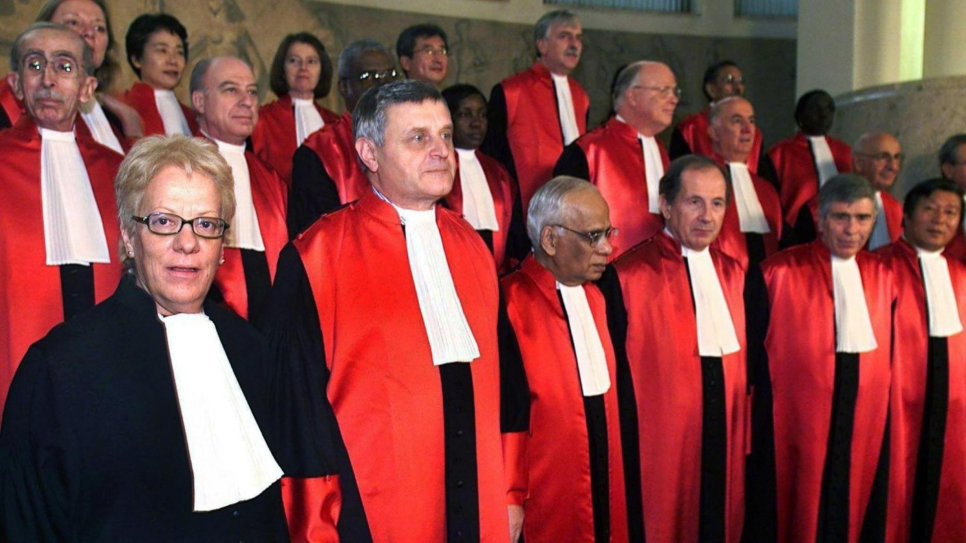 Gruppenfoto der Ankläger und Richter des UN-Kriegsverbrechertribunals in Den Haag am 23.11.2001. (l-r unten) John Hocking (senior legal officer), Carla Del Ponte (Anklägerin), Richter Wolfgang Schomburg, Richter Mohamed Shahabuddeen, Richter Claude Jorda, Richter RichardMay, Richter Liu Dagun, Hans Holthaus (regestrar), Bruno Cathalan (deputy regestrar), Yvonne Featherstone (senior legal officer) und Olivier Fourmy. Mittlere Reihe: Herman von Hebel (senior legal officer), Richter Mohamed Amin El' Abbassi Elmahdi, Richter Fausto Pocar, Richter Patrick Robinson, Richter und Vizepräsident Florence Mumba, Richter David Hunt, Richter Mehmet Guney, Richter Theodor Meron, Richter Carmel Agius. Oberste Reihe: Richter Sharon Williams, Richter Chikako Taya, Richter Maureen Harding Clarck, Richter O-Gon Kwon, Richter Alphons Orie, Richter Amarjeet Singh, Richter Ivana Janu, Richter Fatoumata Diarra, Richter Asoka de Zoysa Gunawardana. | Gruppenfoto der Ankläger und Richter des UN-Kriegsverbrechertribunals in Den Haag am 23.11.2001. (l-r unten) John Hocking (senior legal officer), Carla Del Ponte (Anklägerin), Richter Wolfgang Schomburg, Richter Mohamed Shahabuddeen, Richter Claude Jorda, Richter RichardMay, Richter Liu Dagun, Hans Holthaus (regestrar), Bruno Cathalan (deputy regestrar), Yvonne Featherstone (senior legal officer) und Olivier Fourmy. Mittlere Reihe: Herman von Hebel (senior legal officer), Richter Mohamed Amin El' Abbassi Elmahdi, Richter Fausto Pocar, Richter Patrick Robinson, Richter und Vizepräsident Florence Mumba, Richter David Hunt, Richter Mehmet Guney, Richter Theodor Meron, Richter Carmel Agius. Oberste Reihe: Richter Sharon Williams, Richter Chikako Taya, Richter Maureen Harding Clarck, Richter O-Gon Kwon, Richter Alphons Orie, Richter Amarjeet Singh, Richter Ivana Janu, Richter Fatoumata Diarra, Richter Asoka de Zoysa Gunawardana. |