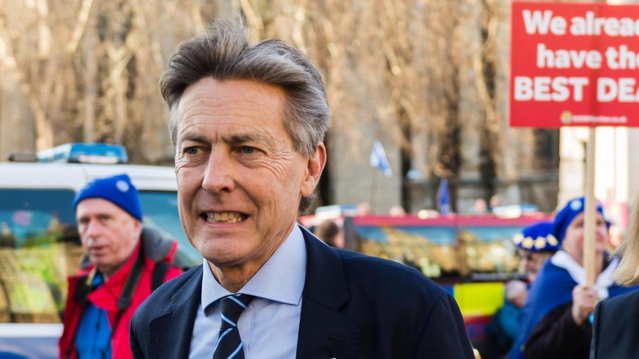 Labour-Party, britischer Unterhaus-Abgeordneter und ehemaliger Staatssekretär, im Hintergrund eine Demonstration von Brexit-Gegnern Labour-Party, britischer Unterhaus-Abgeordneter und ehemaliger Staatssekretär, im Hintergrund eine Demonstration von Brexit-Gegnern