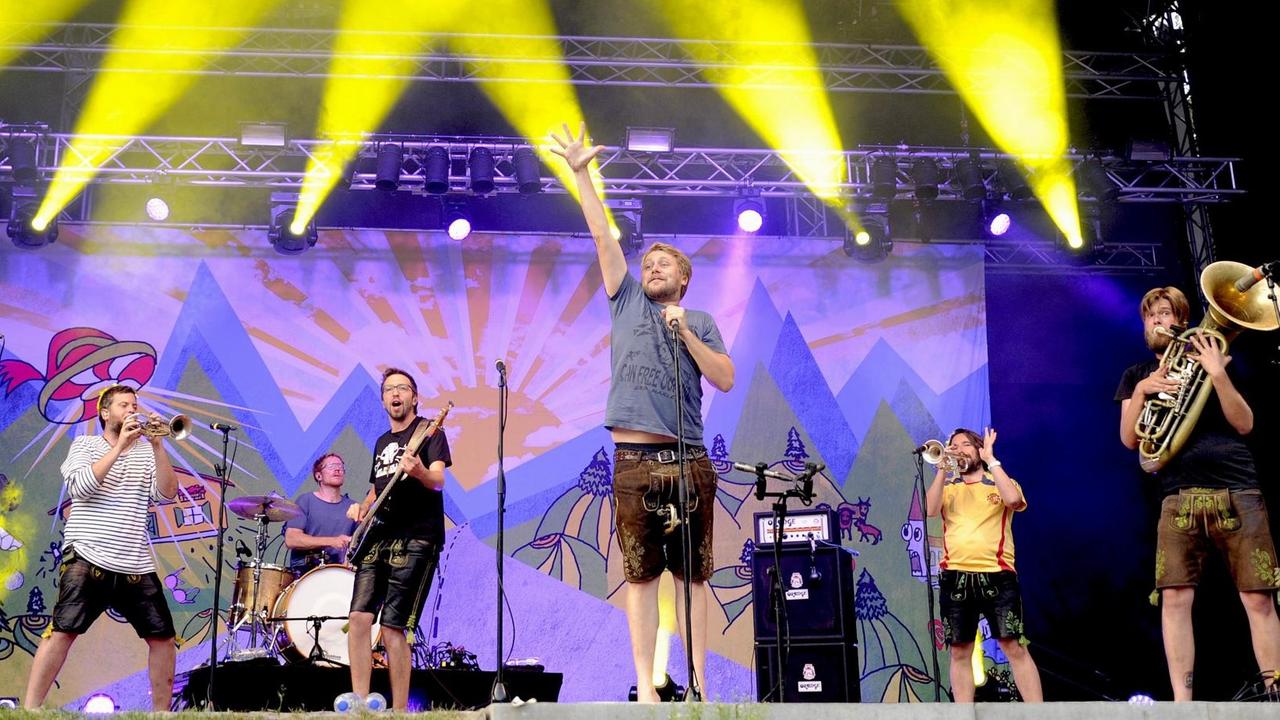LaBrassBanda - die deutsche Balkan-Brass-Musikgruppe mit Saenger Stefan Dettl bei einem Konzert auf der Freilichtbuehne im Stadtpark Hamburg am 02.08.2019 LaBrassBanda - die deutsche Balkan-Brass-Musikgruppe mit Saenger Stefan Dettl bei einem Konzert auf der Freilichtbuehne im Stadtpark Hamburg am 02.08.2019
