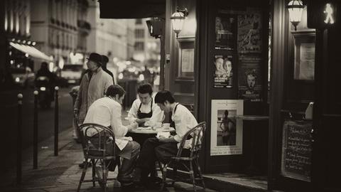 Küchenpersonal sitzt vor 1924 gegründetem Restaurant Café des Musées, Le Marais, jüdisches Viertel von Paris