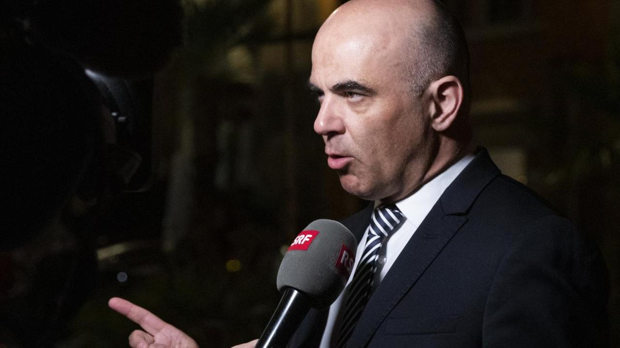 Der Schweizer Gesundheitsminister Alain Berset gibt ein Interview Der Schweizer Gesundheitsminister Alain Berset gibt ein Interview