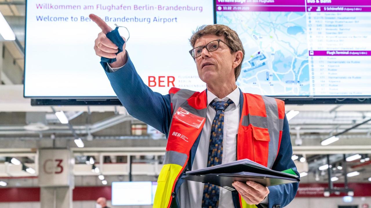 Engelbert Lütke Daldrup, Vorsitzender der Geschäftsführung der Flughafen Berlin Brandenburg GmbH bei der Führung durch das Flughafengebäude am 25.09.2020