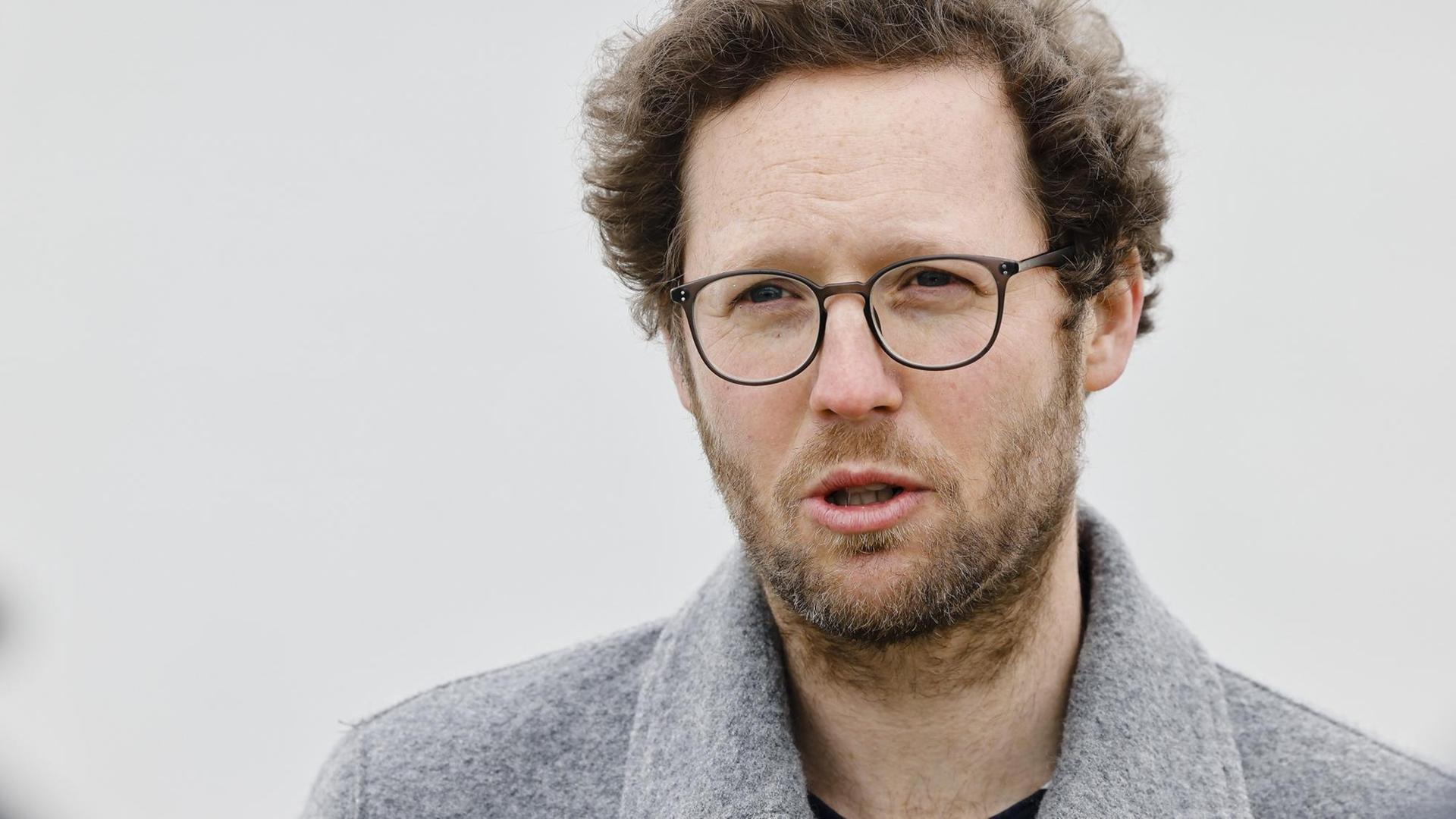 Schleswig-Holsteins Umweltminister Jan Philipp Albrecht (lBündnis 90/Die Grünen) spricht während eines Interviews. Schleswig-Holsteins Umweltminister Jan Philipp Albrecht (lBündnis 90/Die Grünen) spricht während eines Interviews.