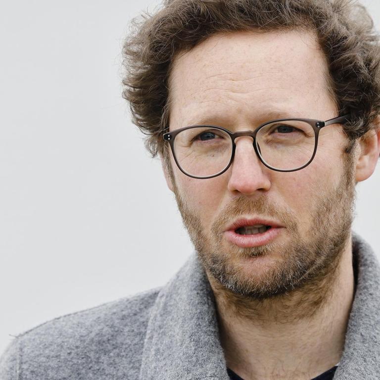 Schleswig-Holsteins Umweltminister Jan Philipp Albrecht (lBündnis 90/Die Grünen) spricht während eines Interviews.