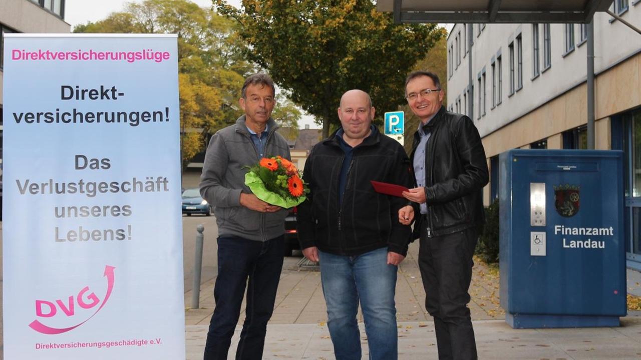 Rudolf Birkmeyer (links) und Michael Urschbach vom Verein Direktversicherungsgeschädigter kämpfen dagegen, dass ihre Altersvorsorge durch doppelte Kassenbeiträge geschmälert wird. In Landau nahmen die Sprecher der Regionen Pfalz und Karlsruhe/Rastatt das 3.000 Mitglied (in den 2015 gegründeten Verein) auf. Rudolf Birkmeyer (links) und Michael Urschbach vom Verein Direktversicherungsgeschädigter kämpfen dagegen, dass ihre Altersvorsorge durch doppelte Kassenbeiträge geschmälert wird. In Landau nahmen die Sprecher der Regionen Pfalz und Karlsruhe/Rastatt das 3.000 Mitglied (in den 2015 gegründeten Verein) auf.